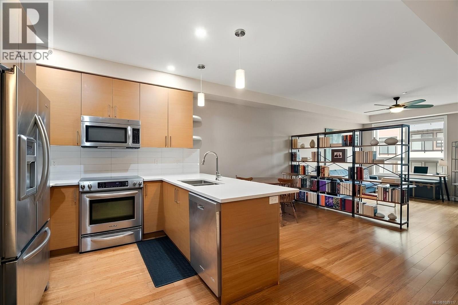 208 4000 Shelbourne Street, Saanich