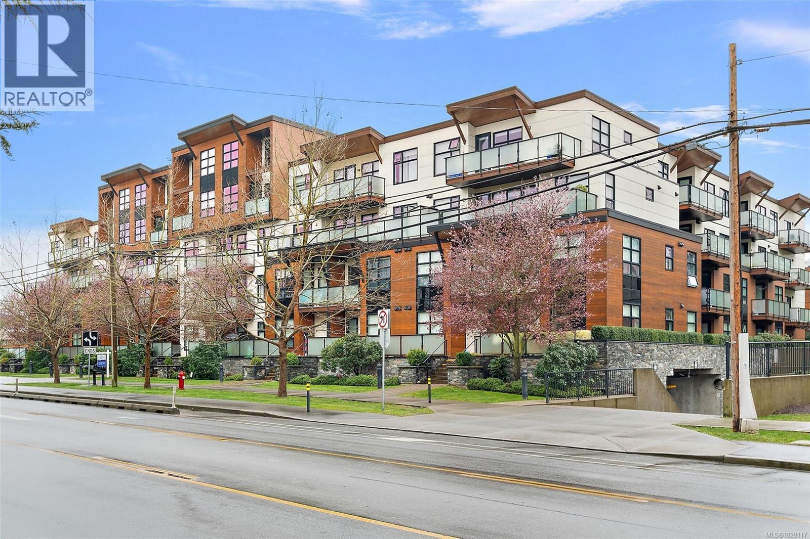 208 4000 Shelbourne Street, Saanich