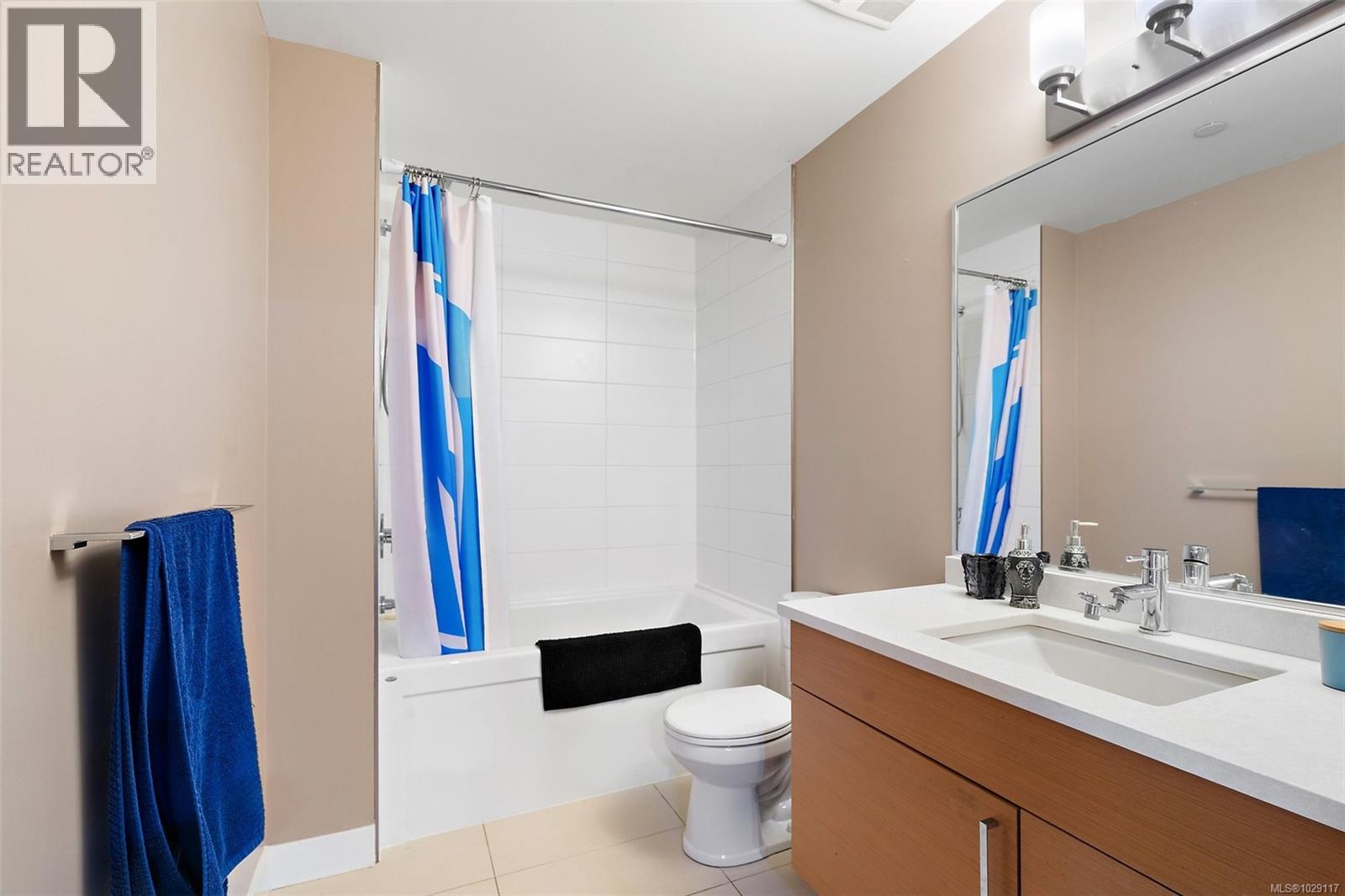 208 4000 Shelbourne Street, Saanich