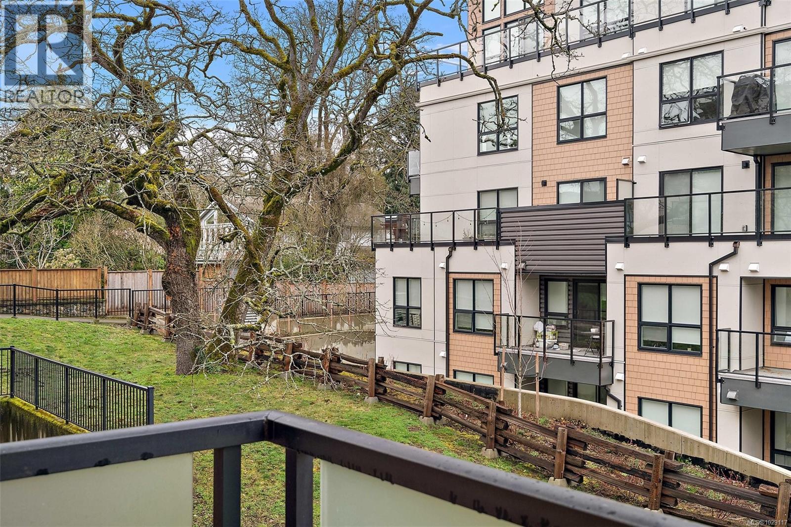 208 4000 Shelbourne Street, Saanich