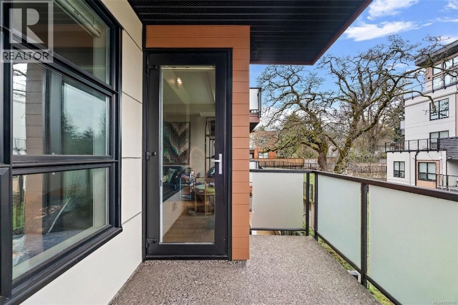 208 4000 Shelbourne Street, Saanich