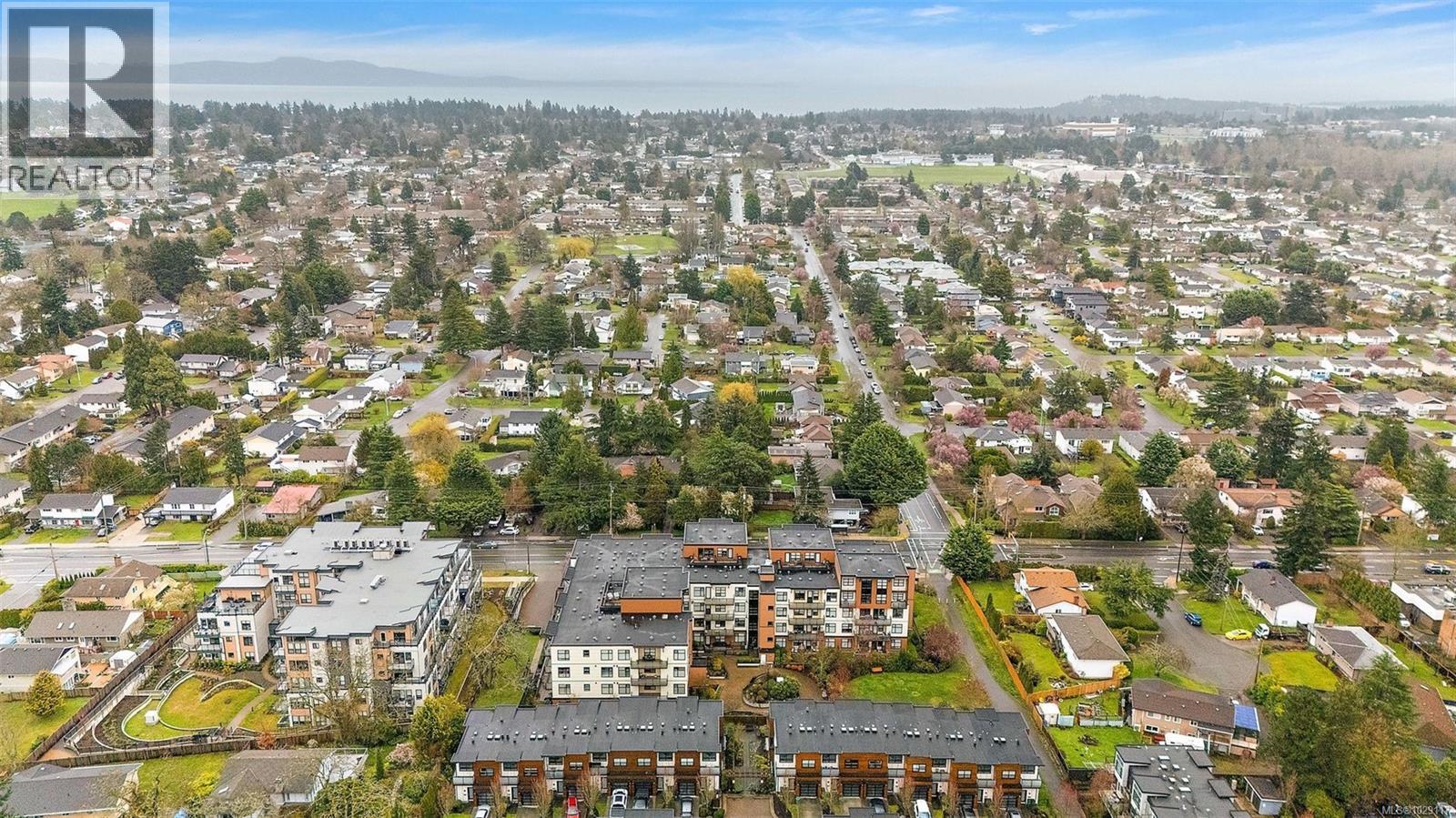 208 4000 Shelbourne Street, Saanich