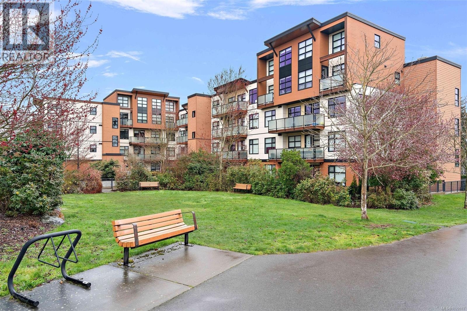 208 4000 Shelbourne Street, Saanich