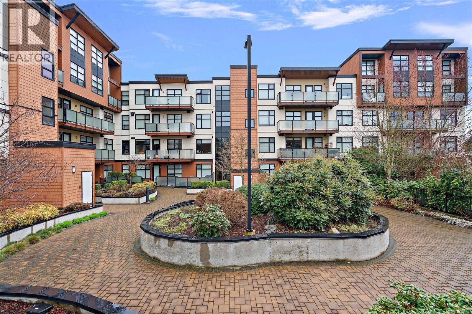 208 4000 Shelbourne Street, Saanich