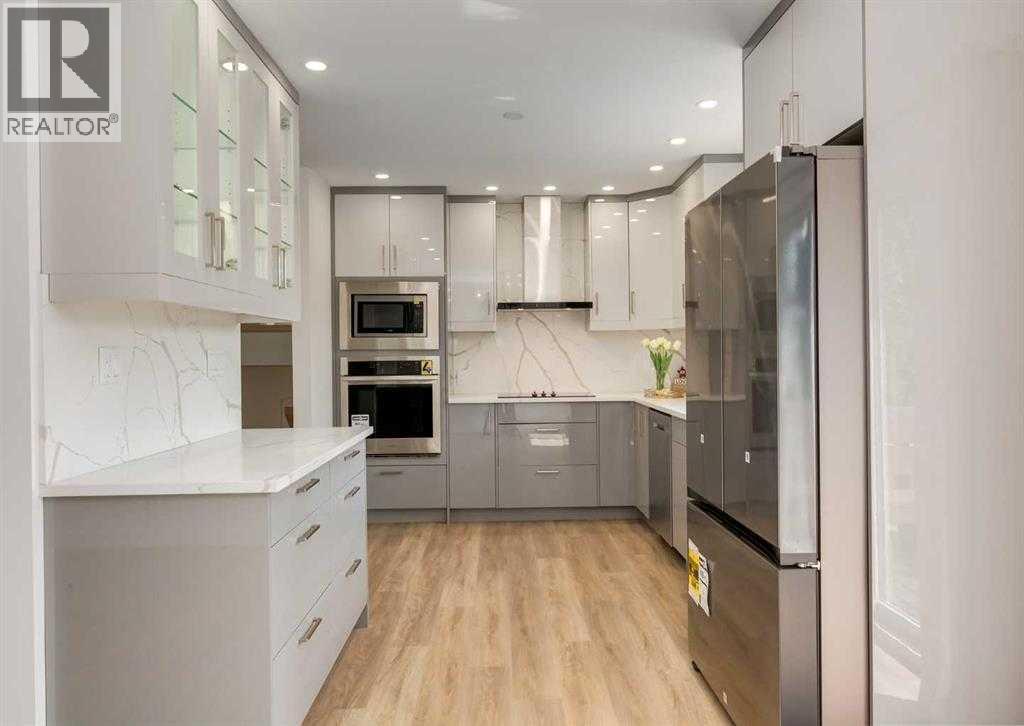 Single Family House 4 Level for Sale in  brisebois Drive NW Brentwood Calgary 