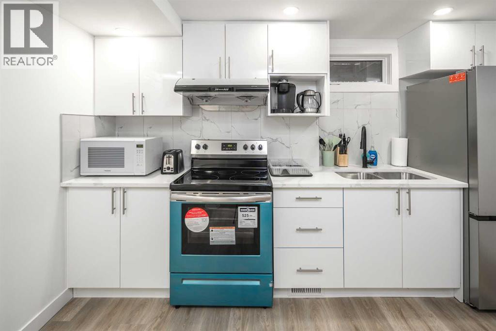 Single Family House 4 Level for Sale in  brisebois Drive NW Brentwood Calgary 