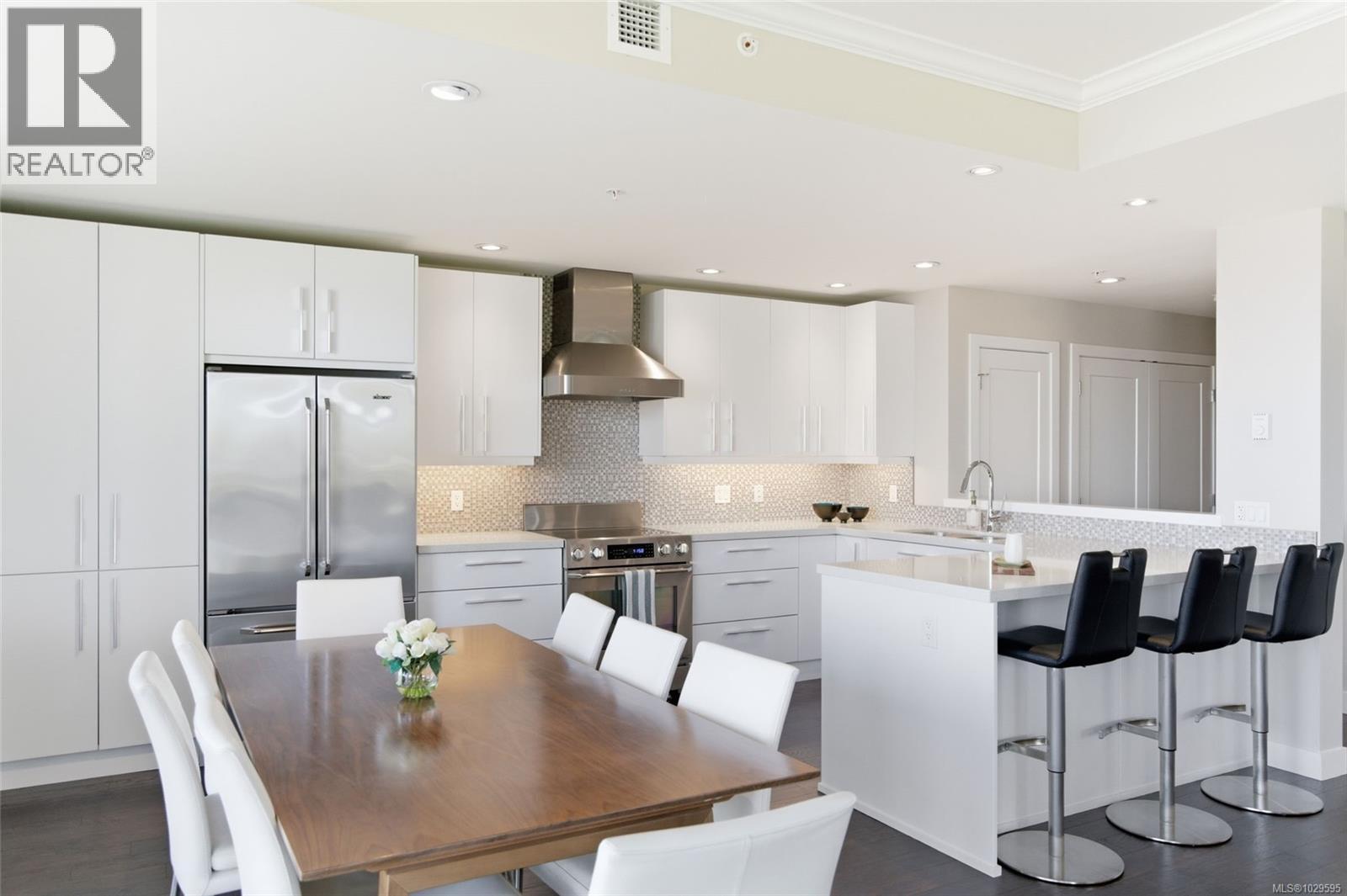 #204 439 COLLEGE RD - 17