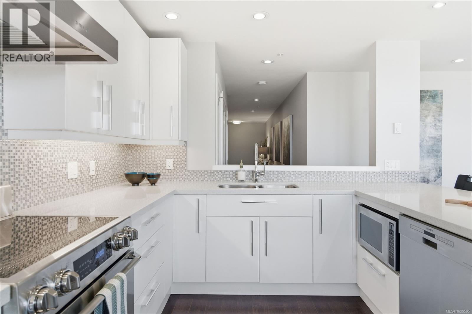 #204 439 COLLEGE RD - 18