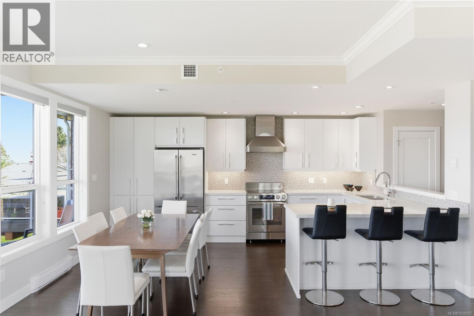 #204 439 COLLEGE RD - 19