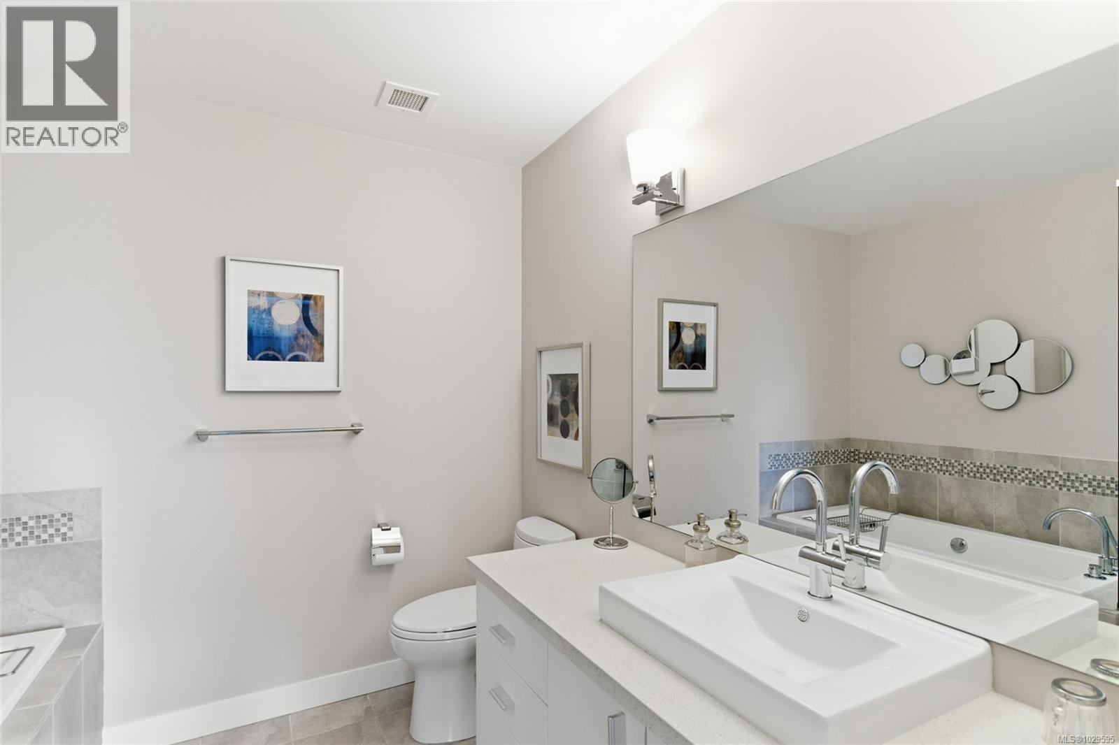 #204 439 COLLEGE RD - 25