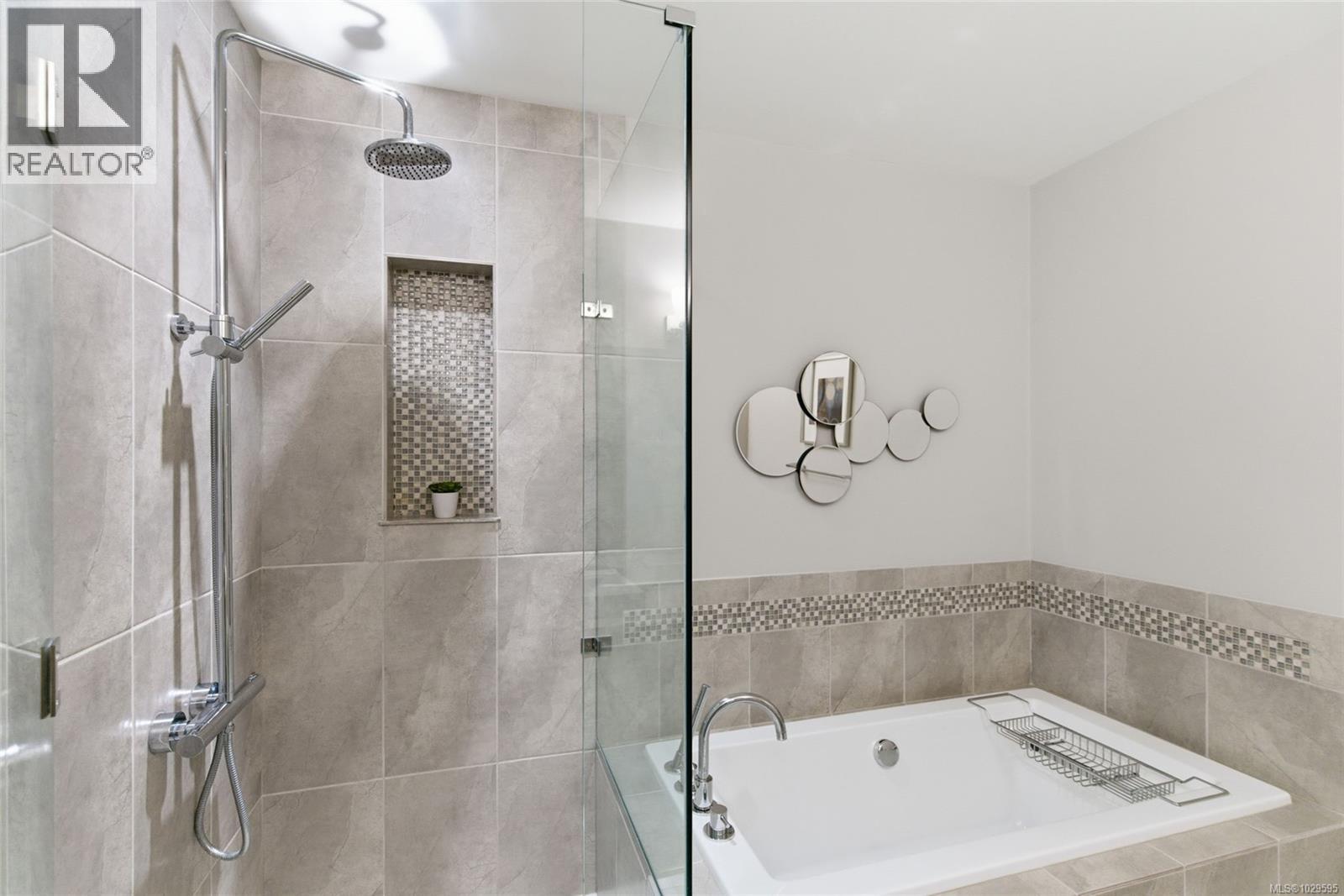 #204 439 COLLEGE RD - 26