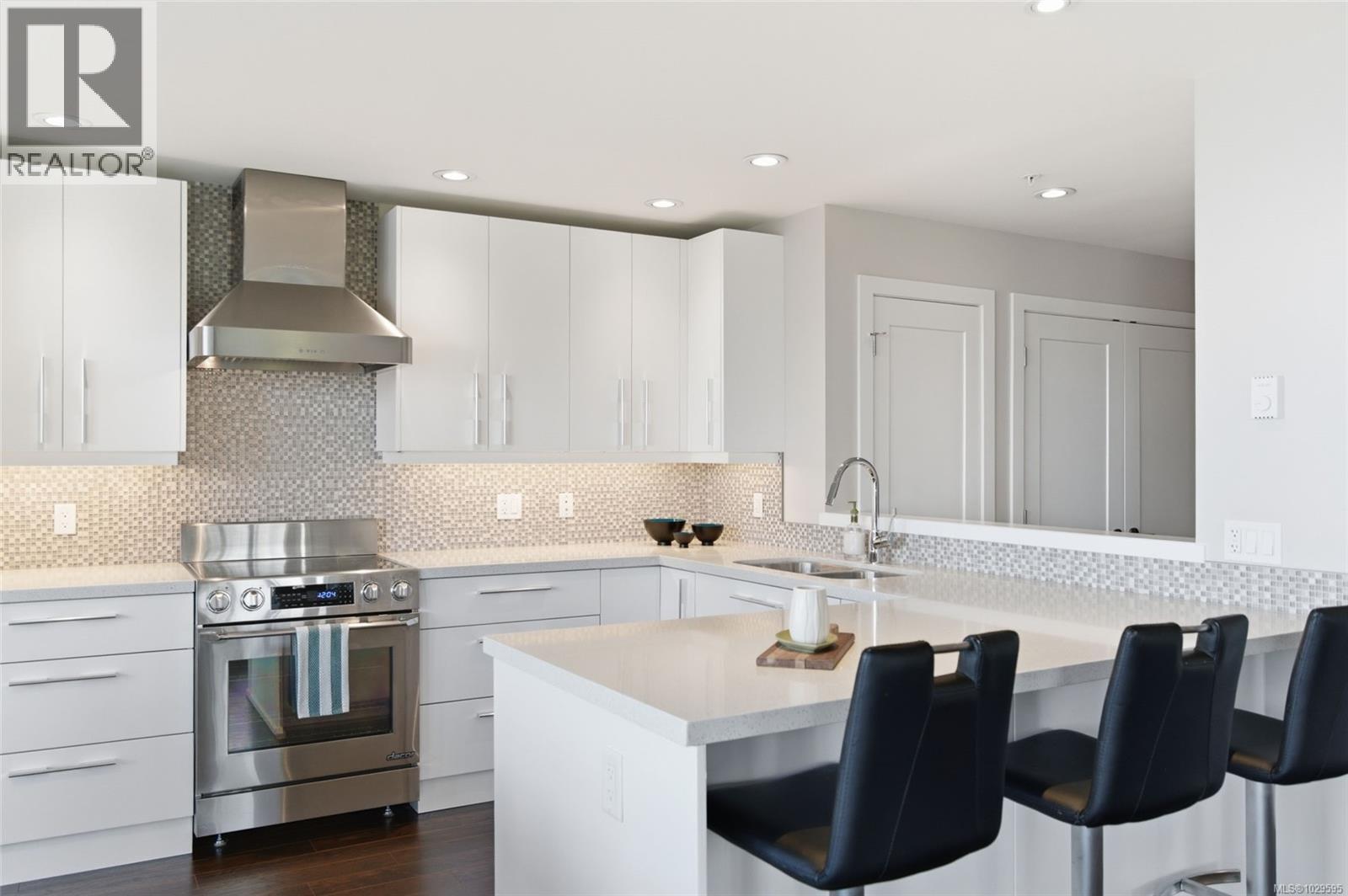 #204 439 COLLEGE RD - 6