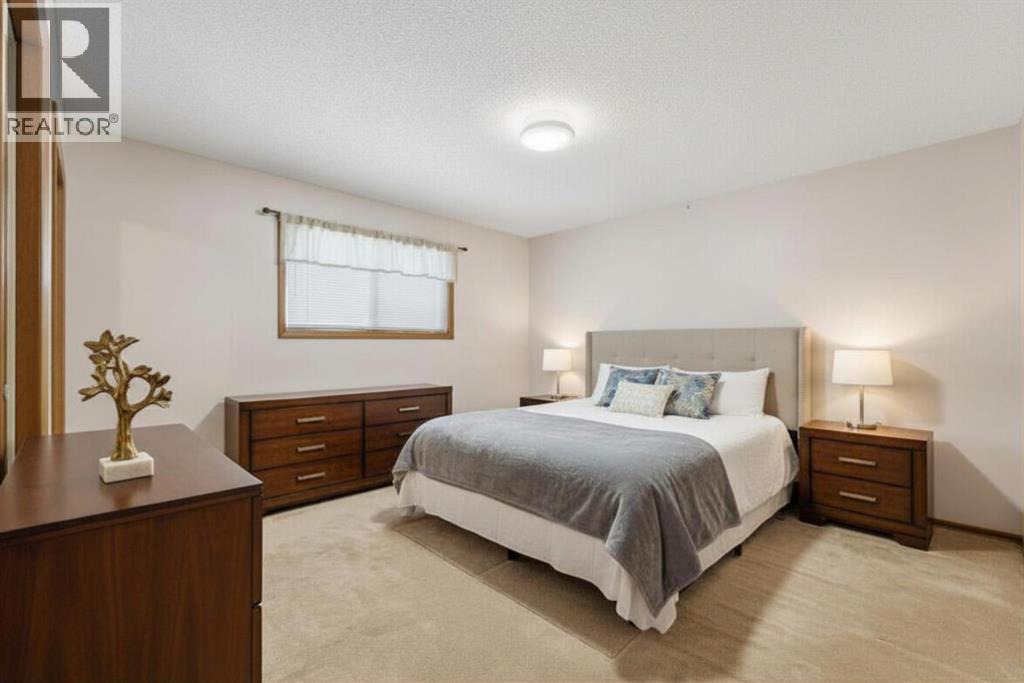 28 Woodstock Way SW, Calgary, Alberta