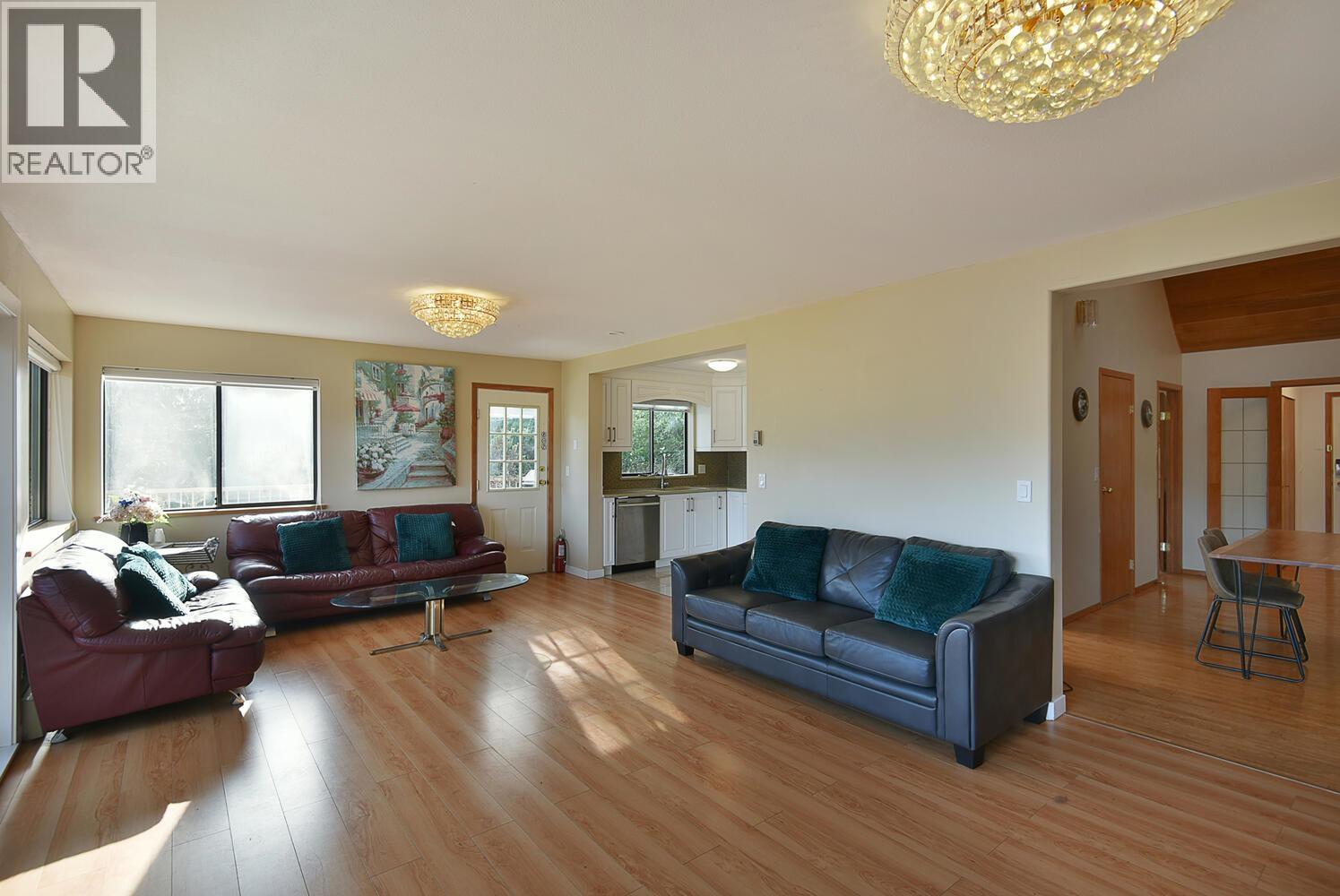 6377 N GALE AVENUE, Sechelt