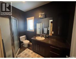 4pc Bathroom - 916 3rd Street Se, Weyburn, SK S4H3J8 Photo 10