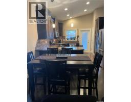 Living room - 916 3rd Street Se, Weyburn, SK S4H3J8 Photo 6