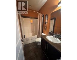 Family room - 916 3rd Street Se, Weyburn, SK S4H3J8 Photo 12