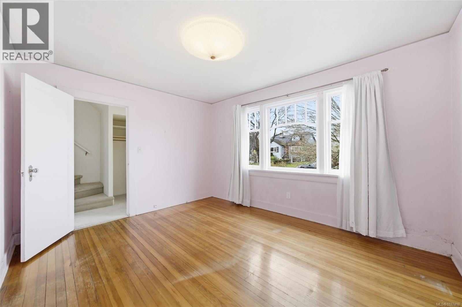  1043 Roslyn Road, Oak Bay