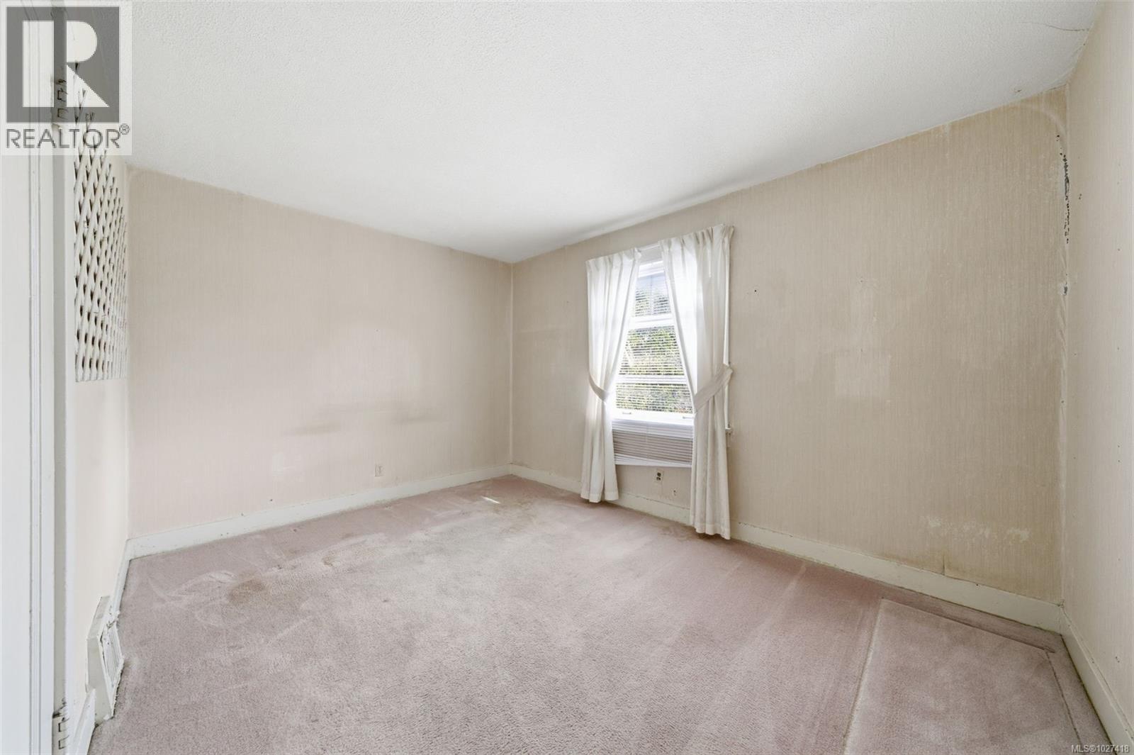  1043 Roslyn Road, Oak Bay