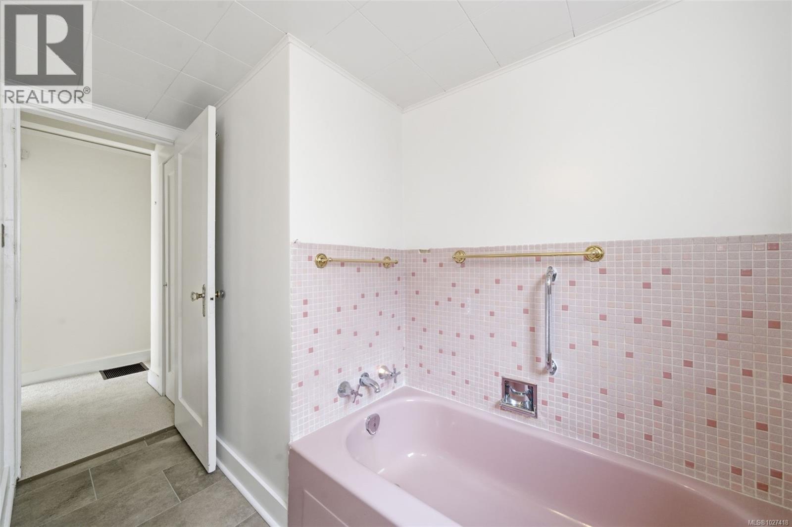  1043 Roslyn Road, Oak Bay