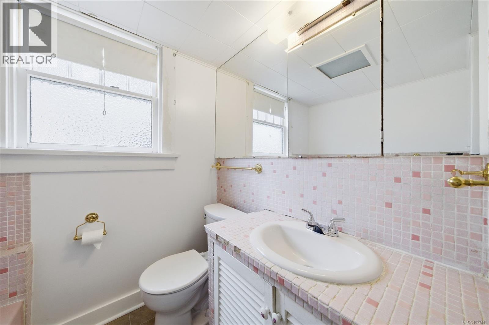  1043 Roslyn Road, Oak Bay