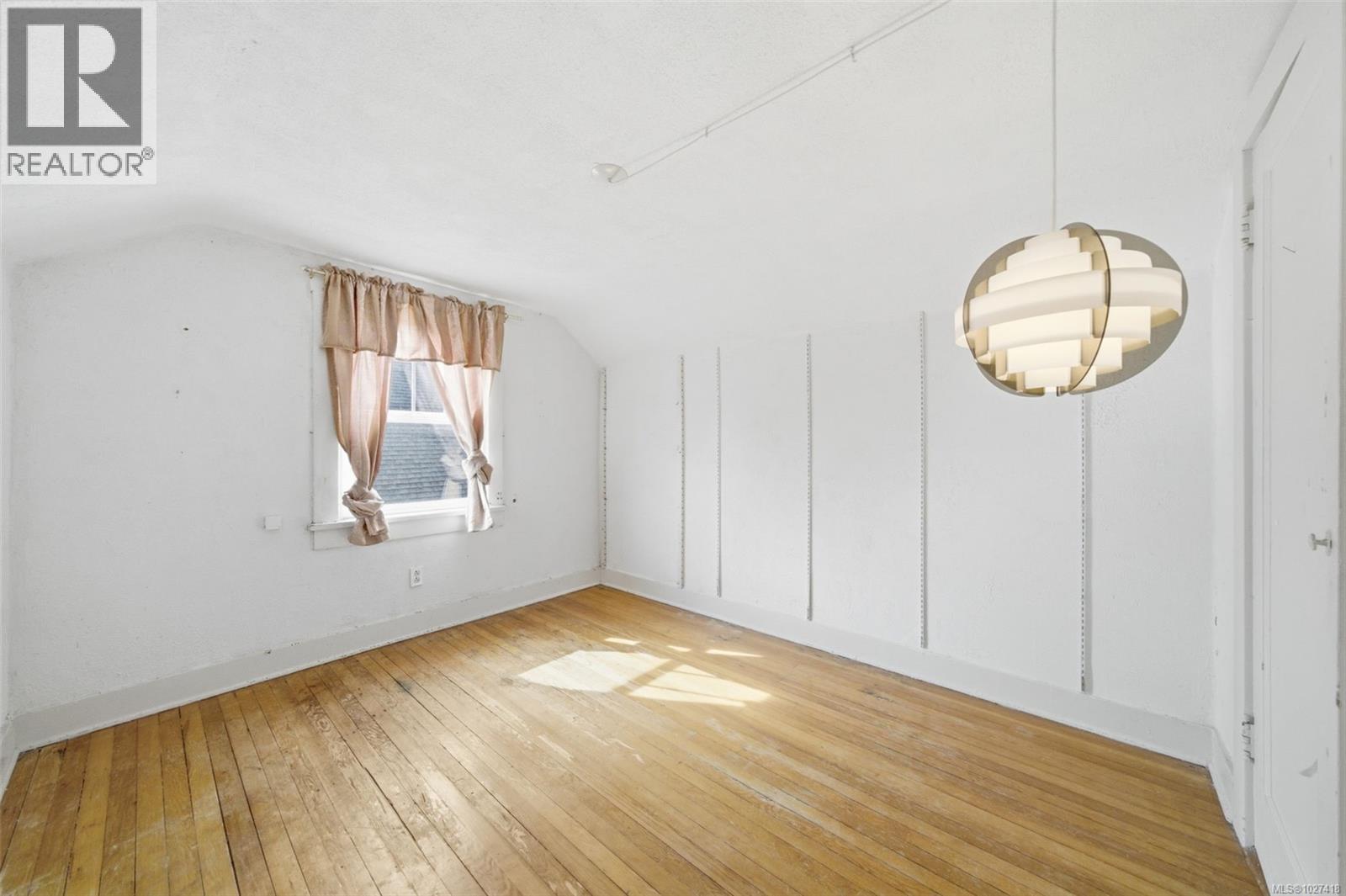  1043 Roslyn Road, Oak Bay