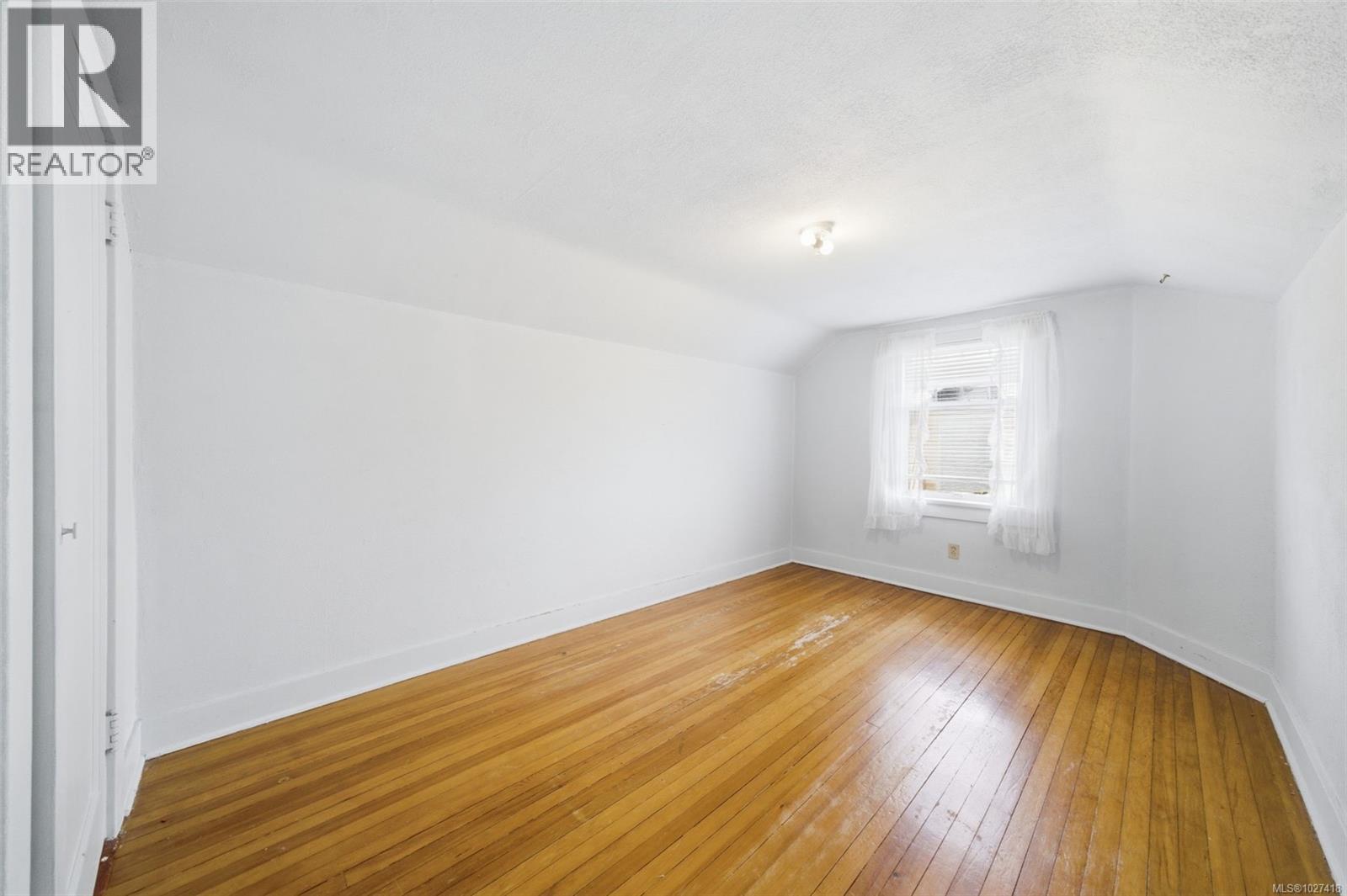  1043 Roslyn Road, Oak Bay