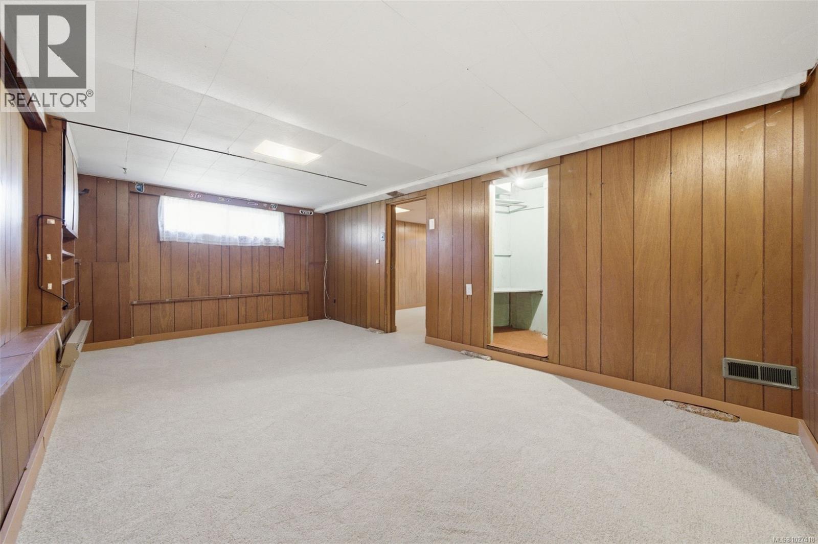  1043 Roslyn Road, Oak Bay