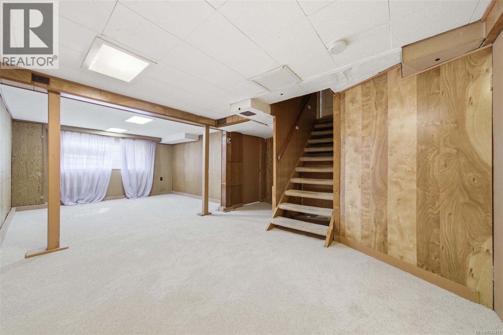  1043 Roslyn Road, Oak Bay