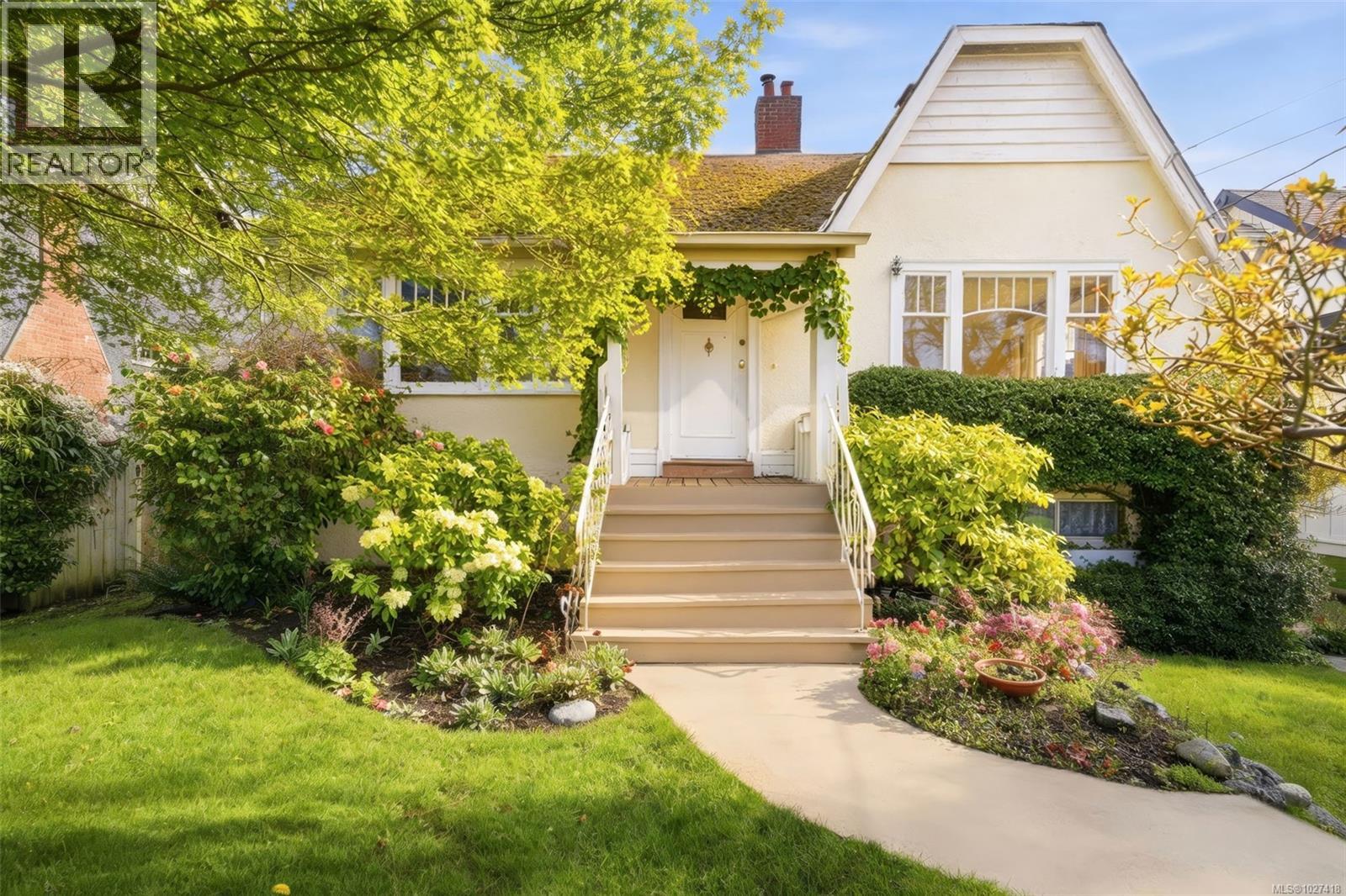  1043 Roslyn Road, Oak Bay