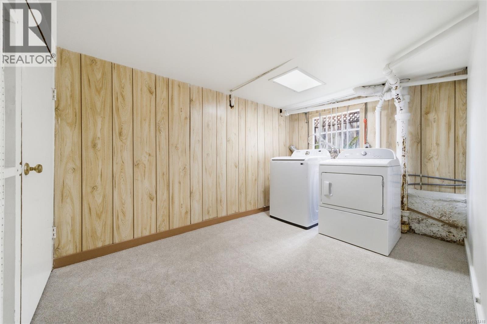  1043 Roslyn Road, Oak Bay