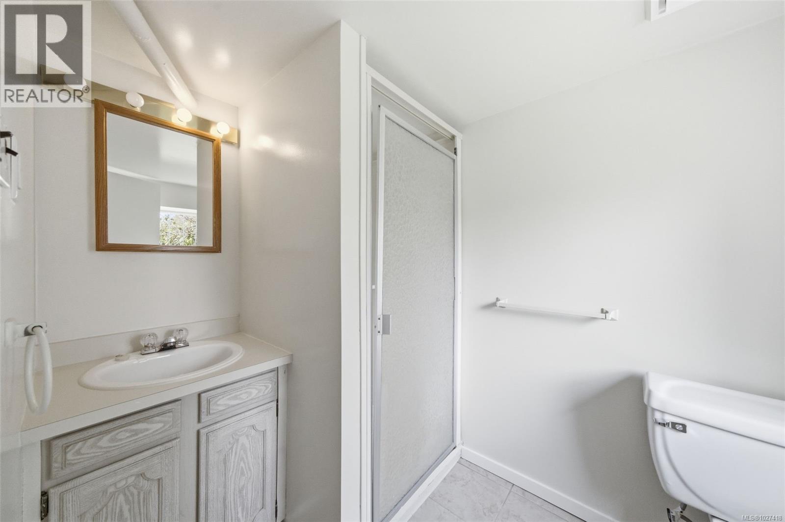  1043 Roslyn Road, Oak Bay