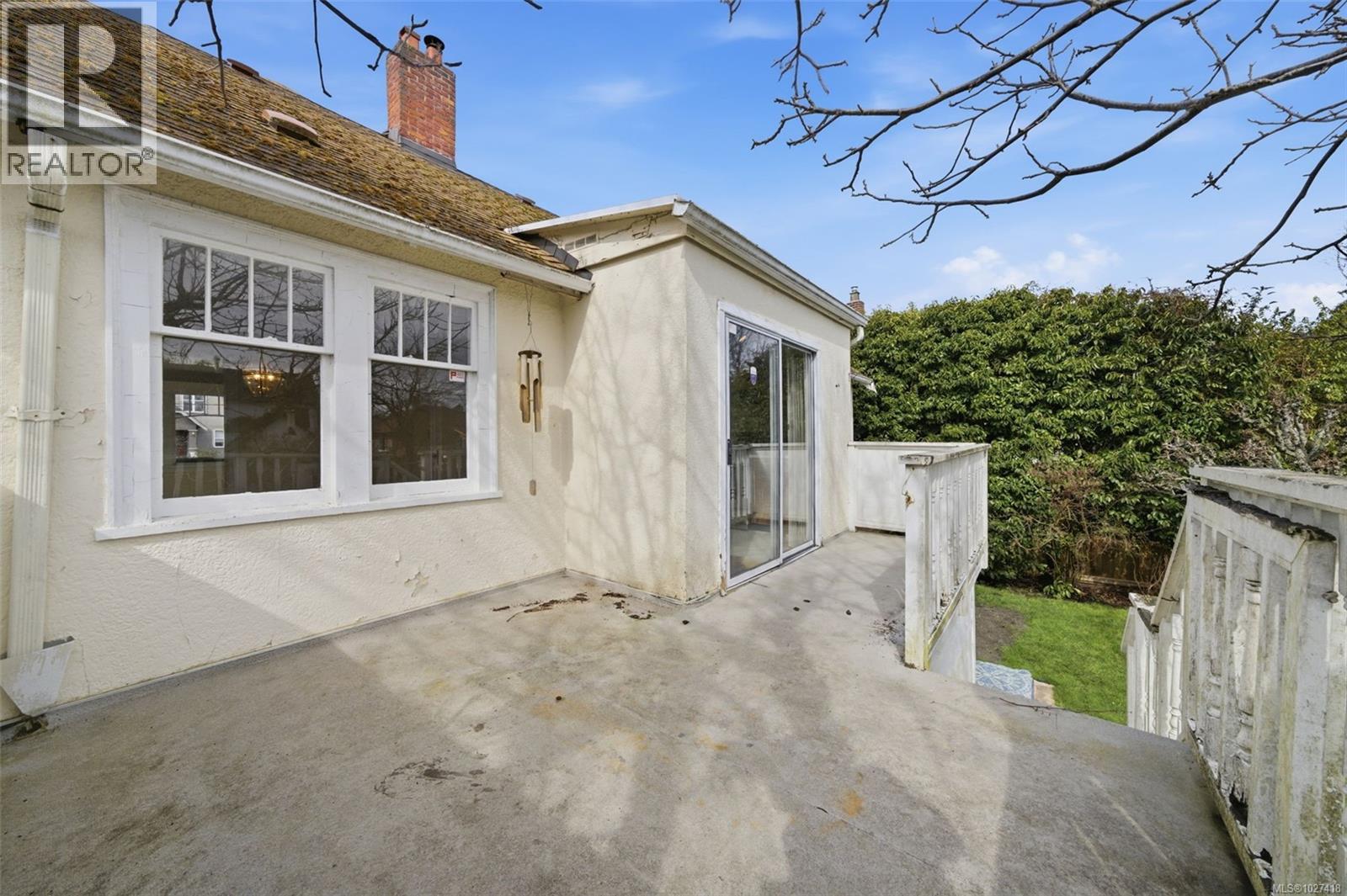  1043 Roslyn Road, Oak Bay