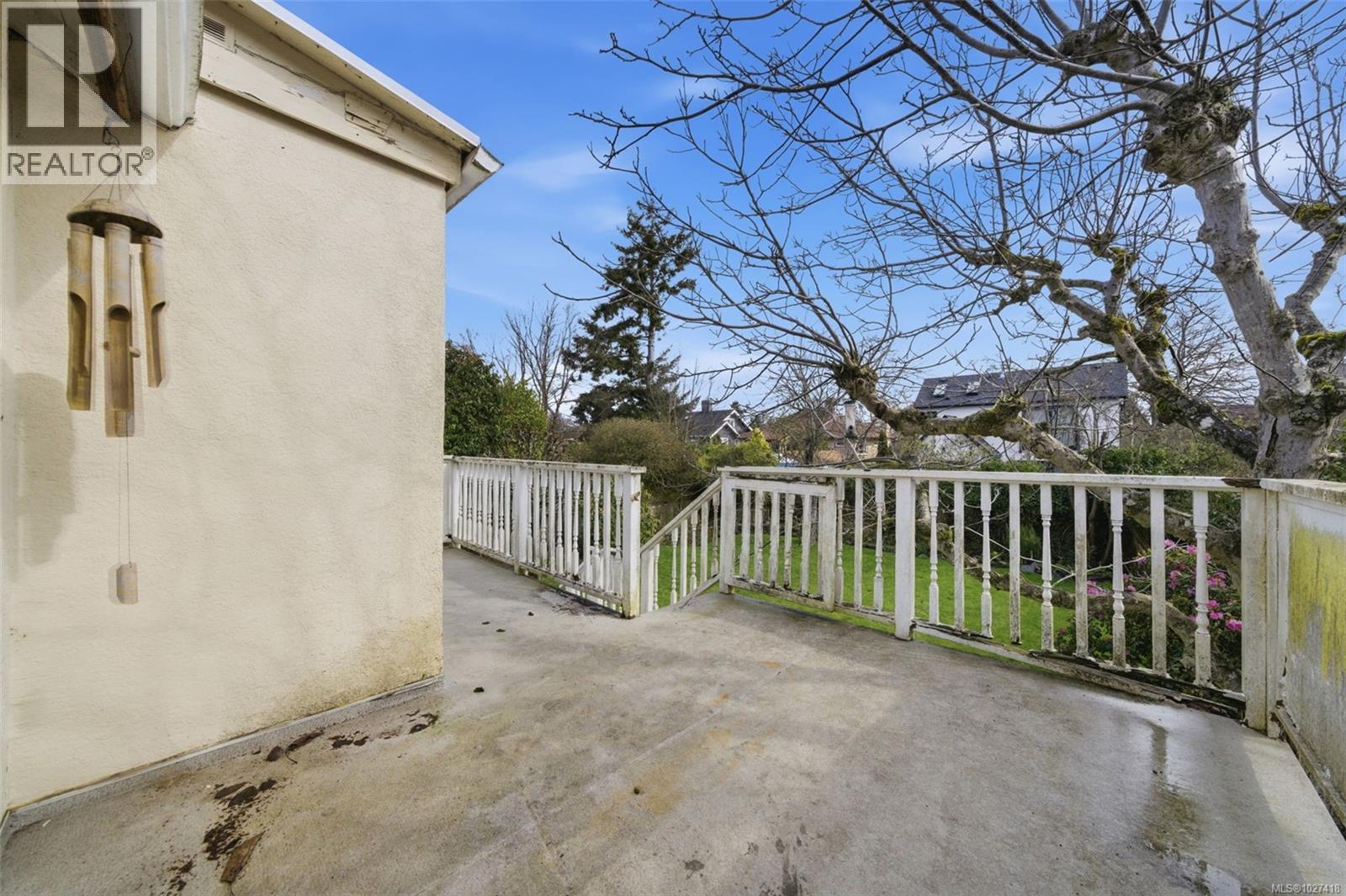  1043 Roslyn Road, Oak Bay