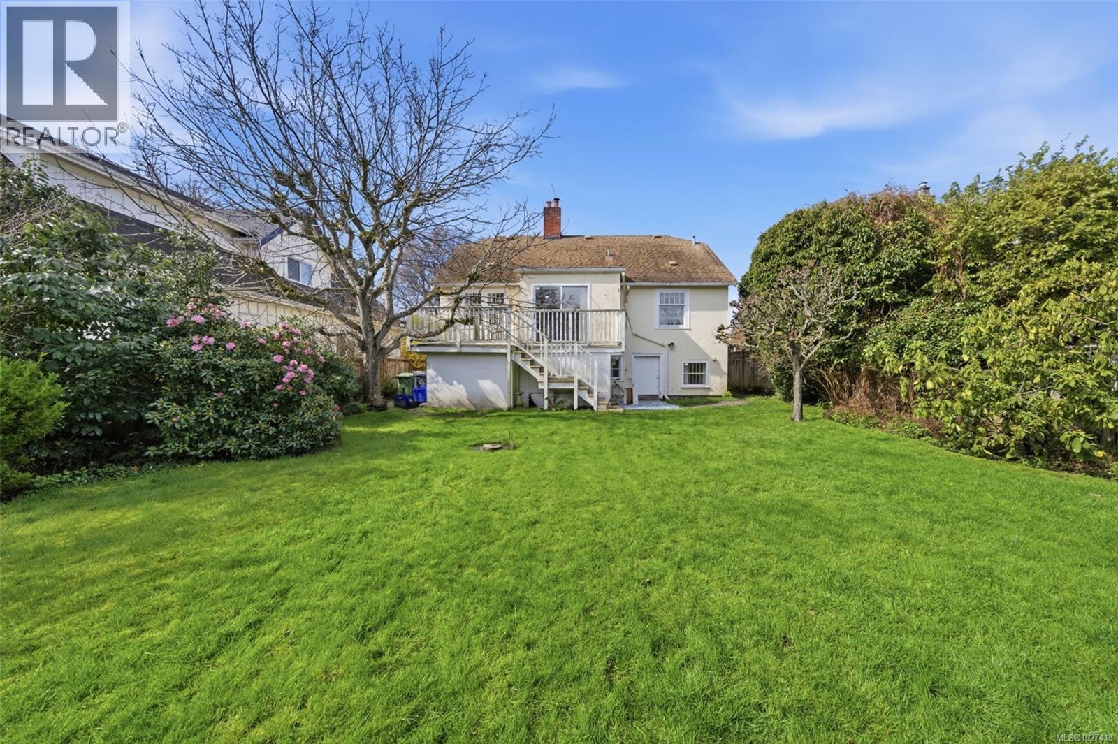  1043 Roslyn Road, Oak Bay