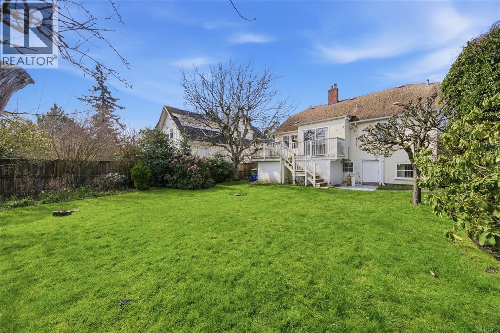  1043 Roslyn Road, Oak Bay