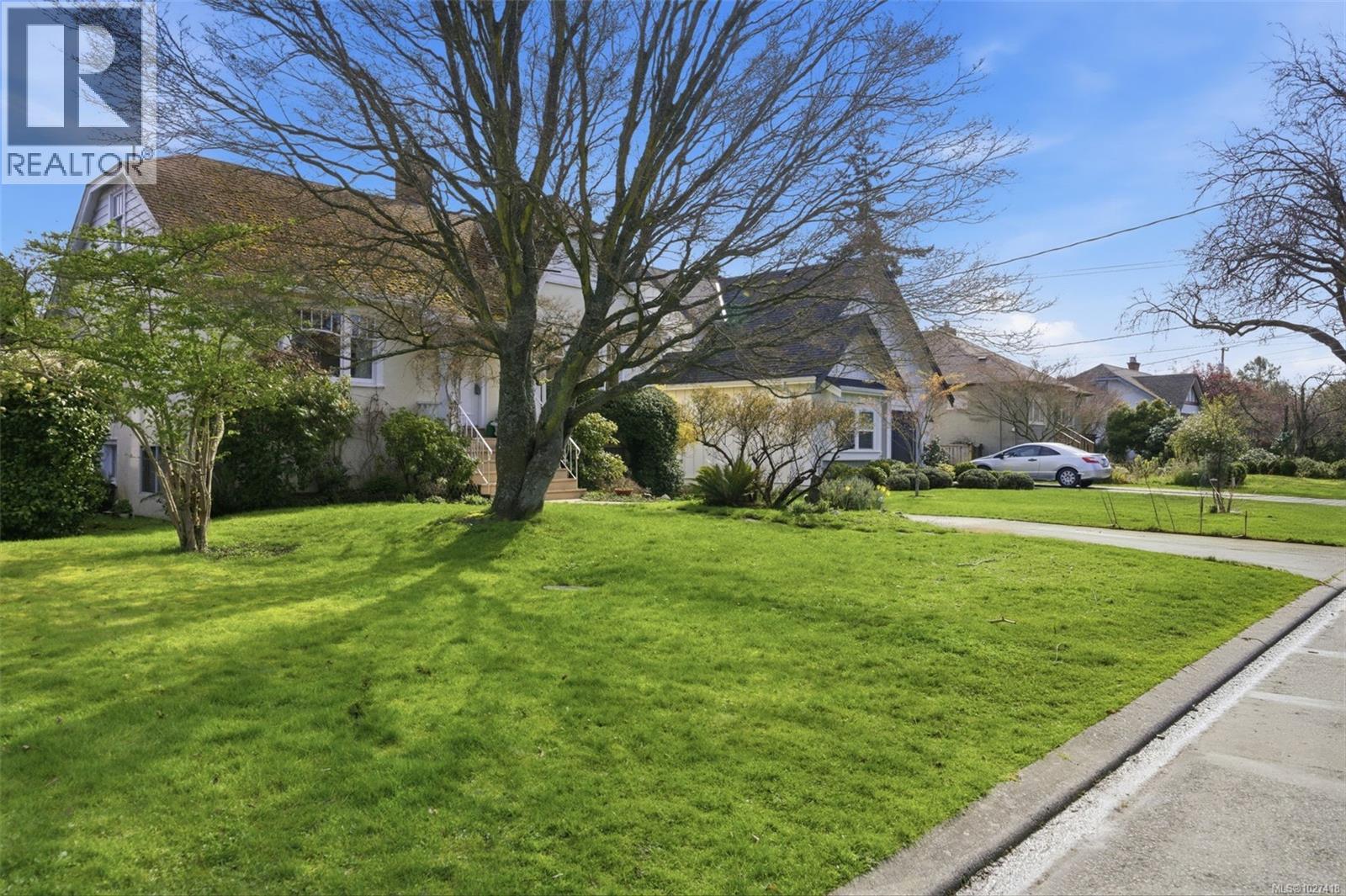  1043 Roslyn Road, Oak Bay