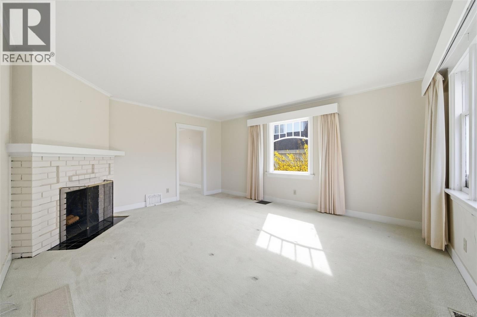  1043 Roslyn Road, Oak Bay