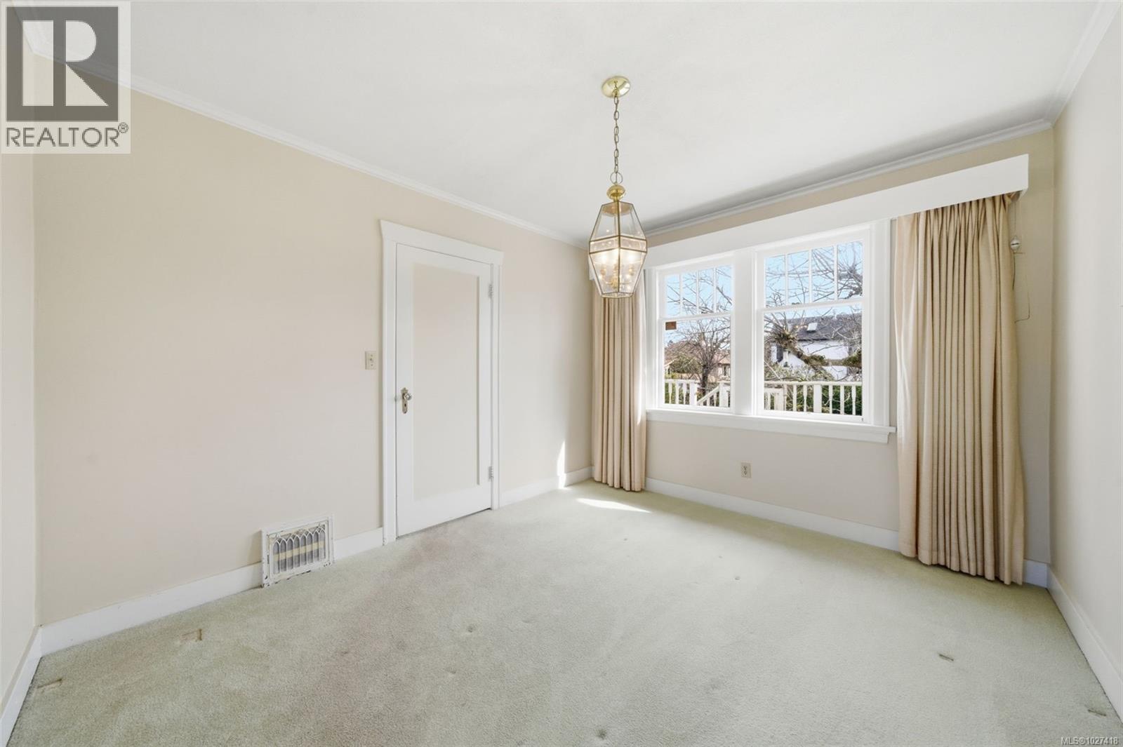  1043 Roslyn Road, Oak Bay