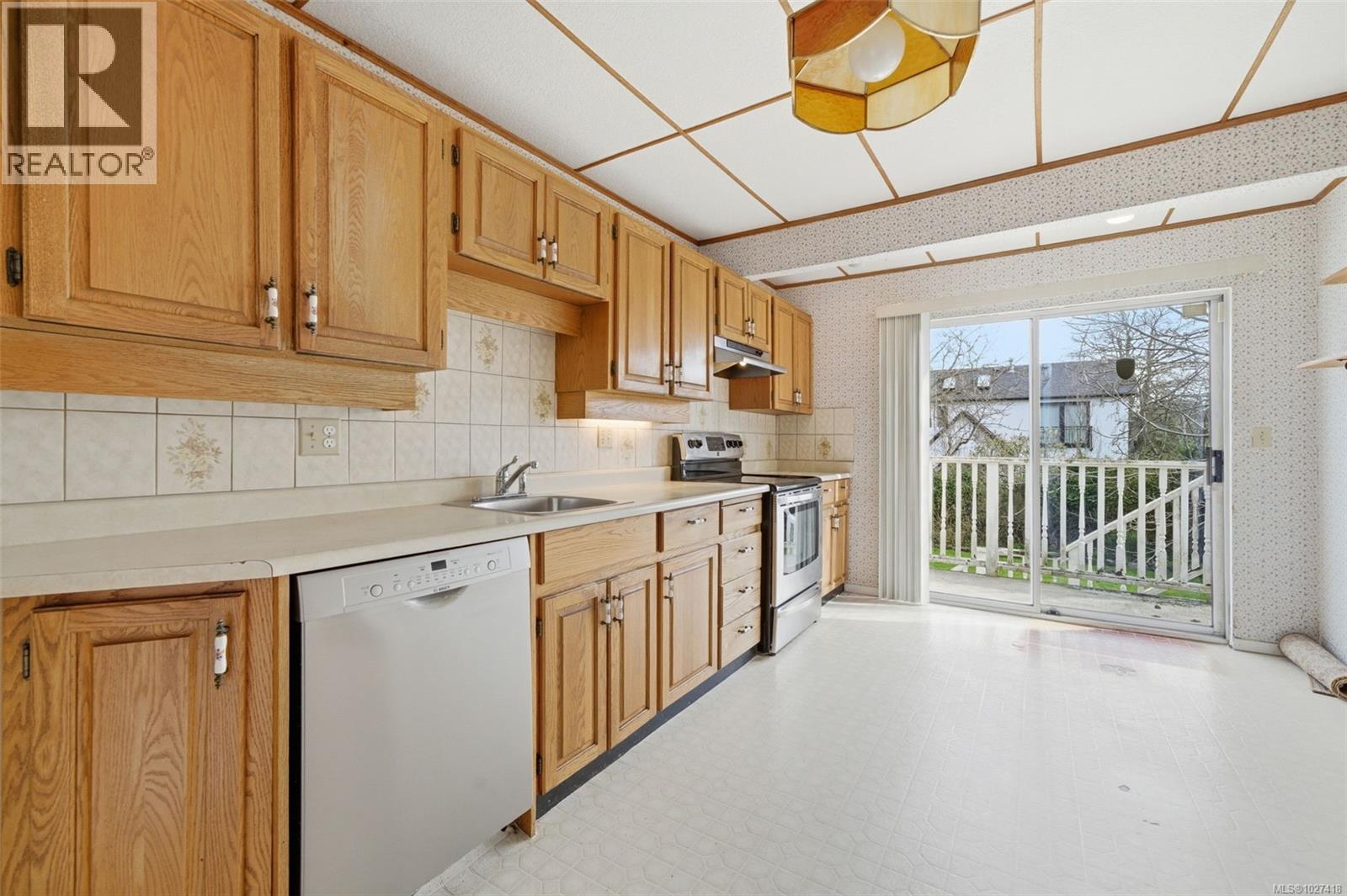  1043 Roslyn Road, Oak Bay
