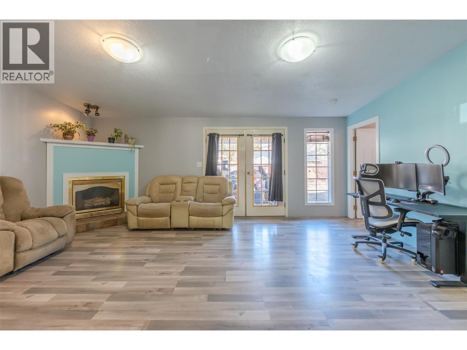  411 6th Avenue, Keremeos