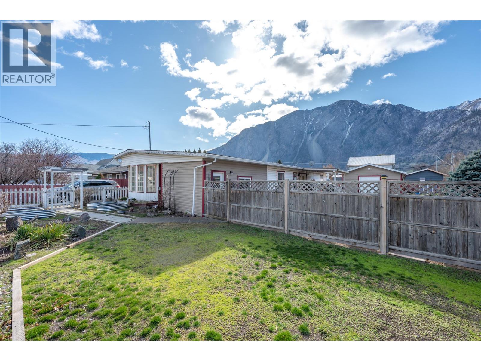  411 6th Avenue, Keremeos