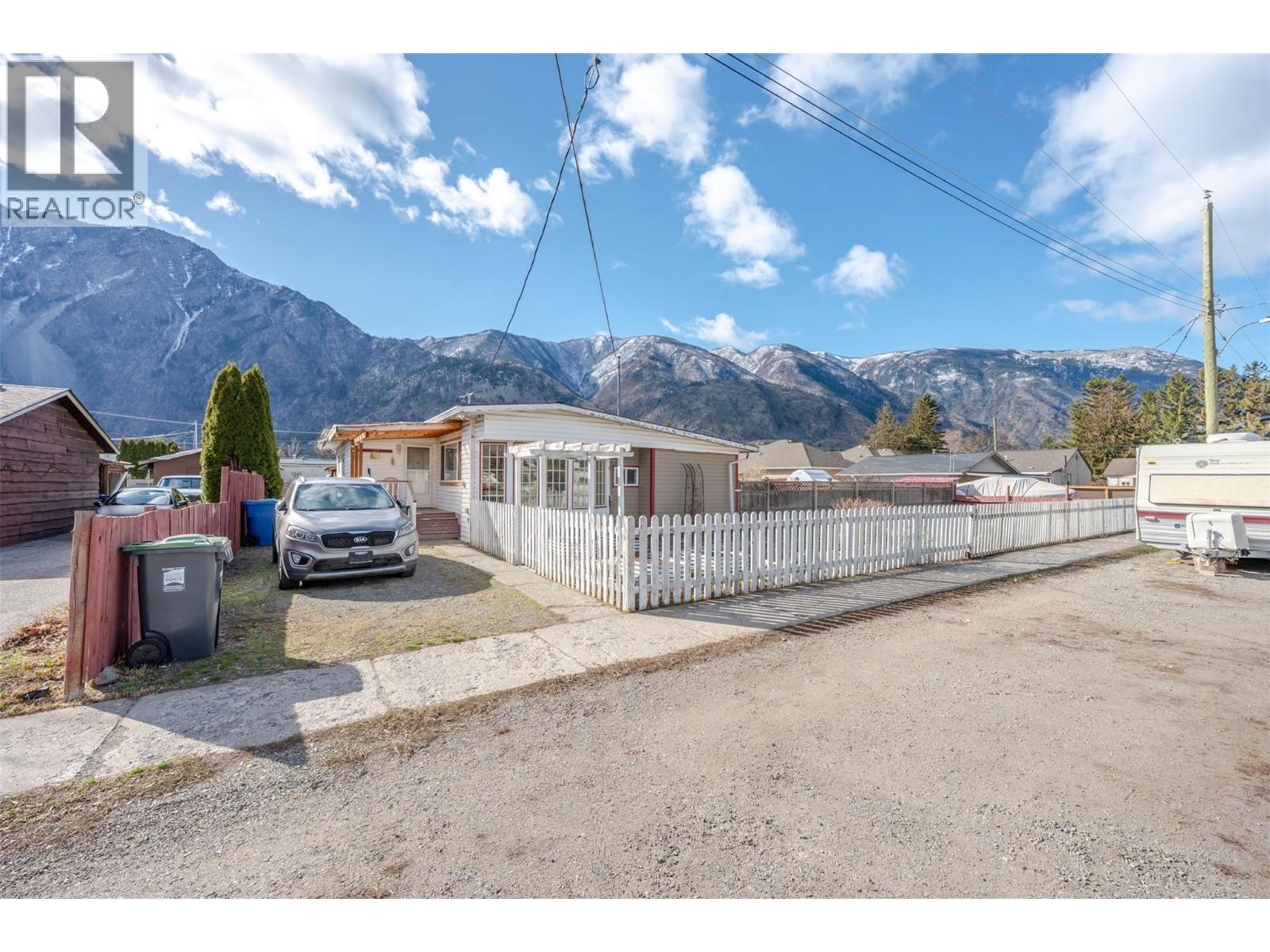  411 6th Avenue, Keremeos