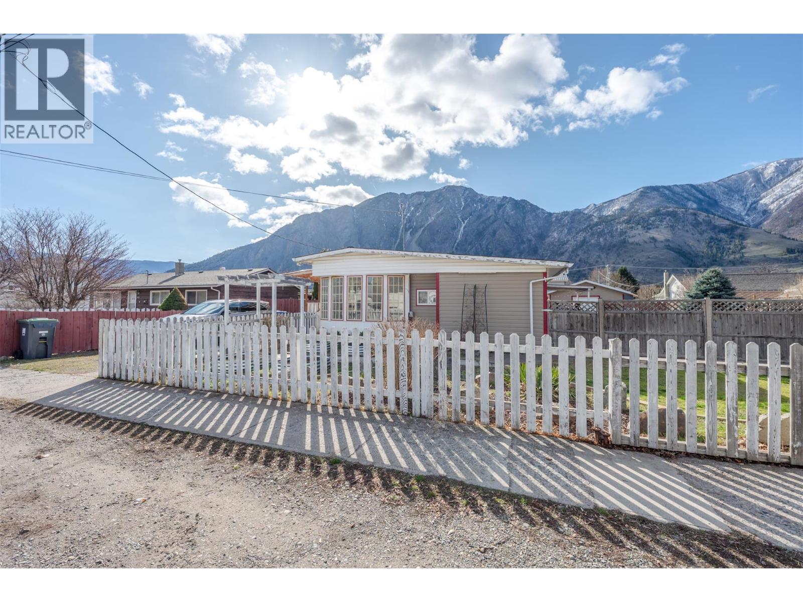  411 6th Avenue, Keremeos