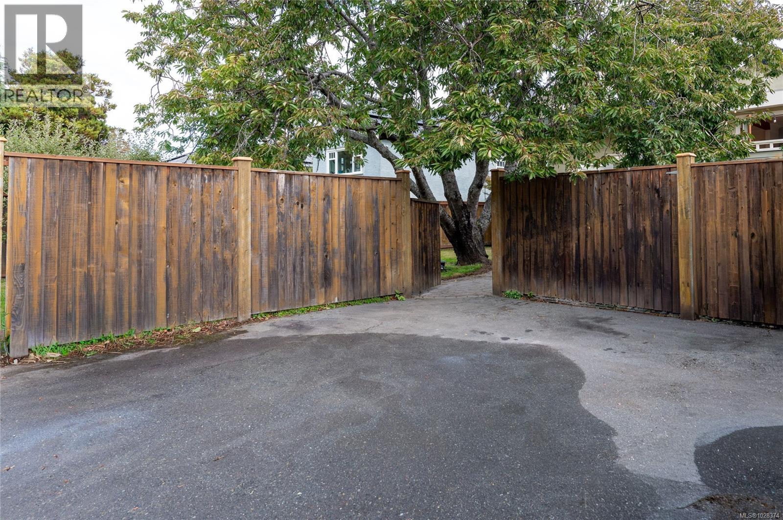 2709 BURDICK AVE - 64