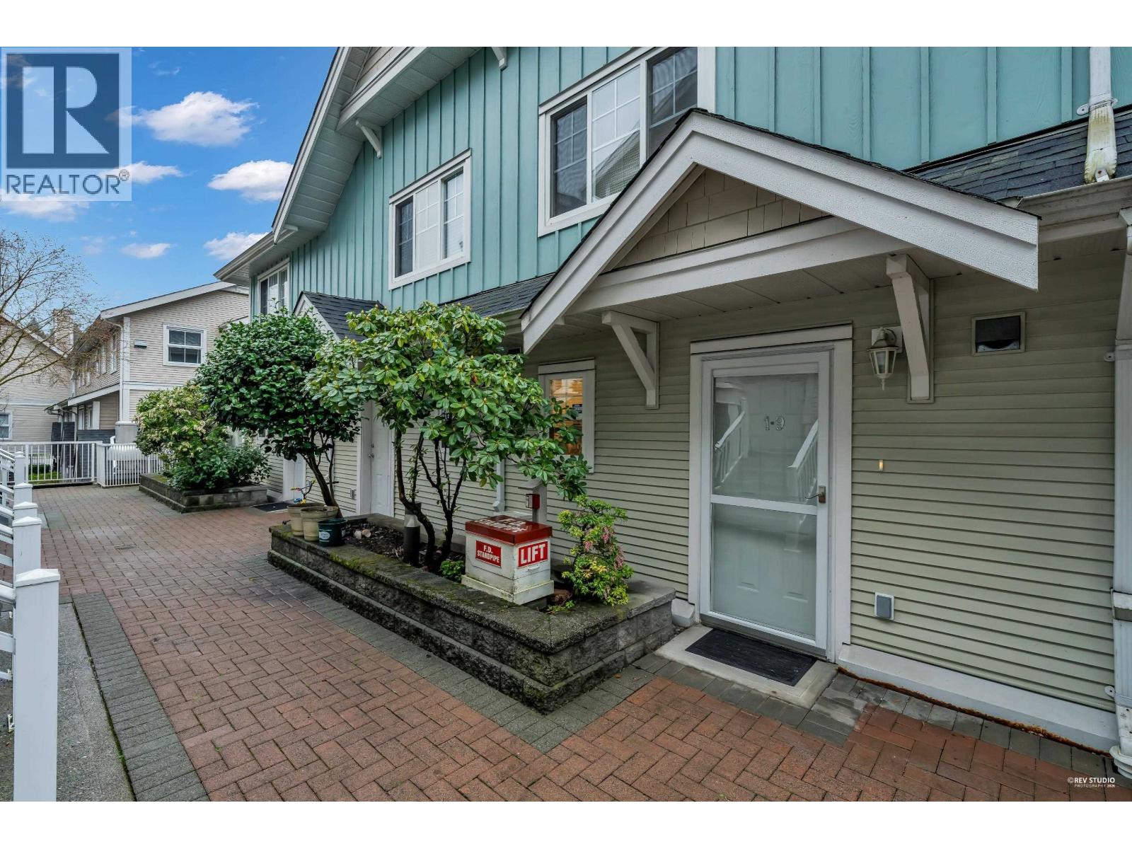 19 123 SEVENTH STREET, New Westminster