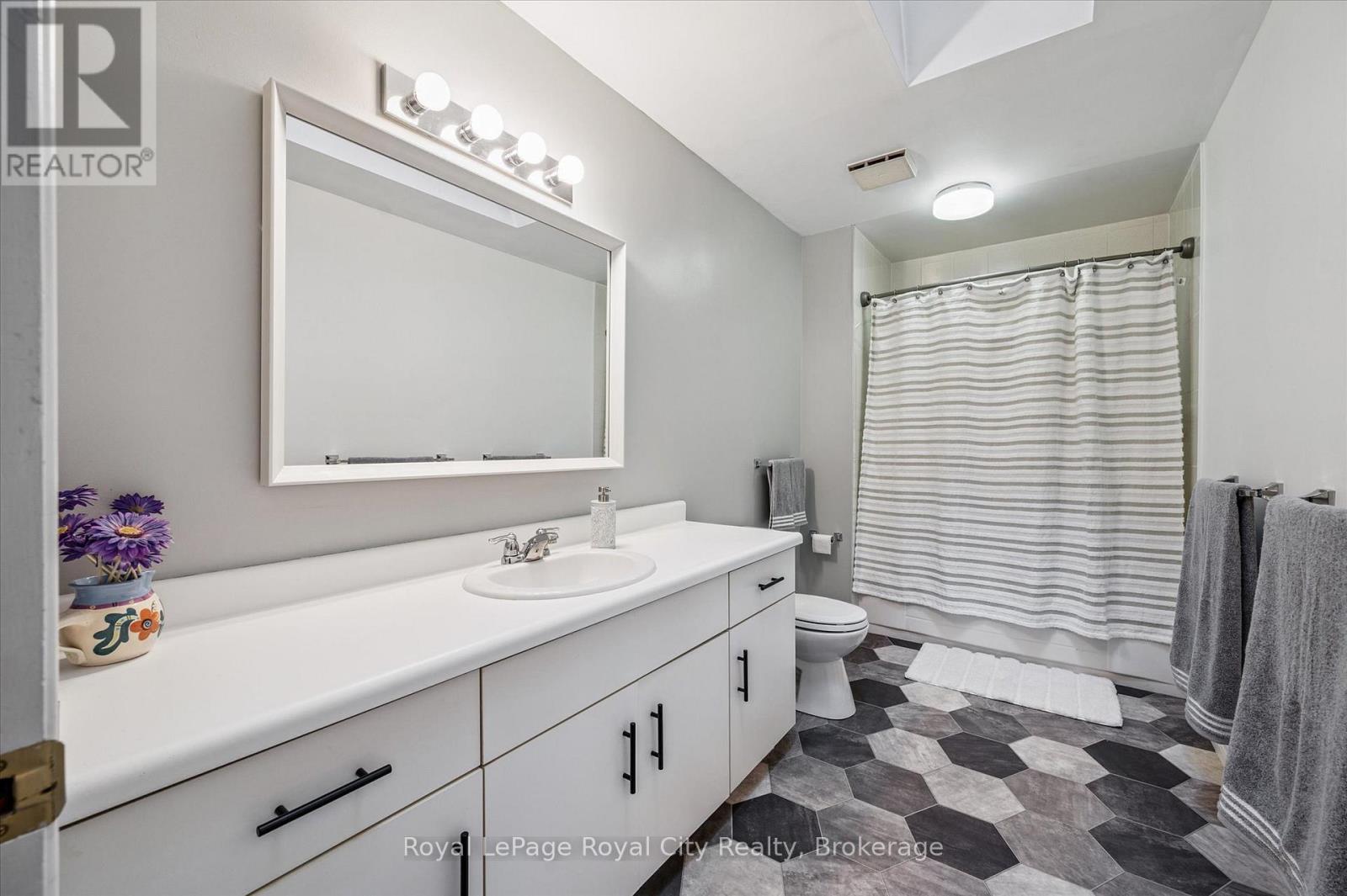 21 MARILYN DRIVE - 32