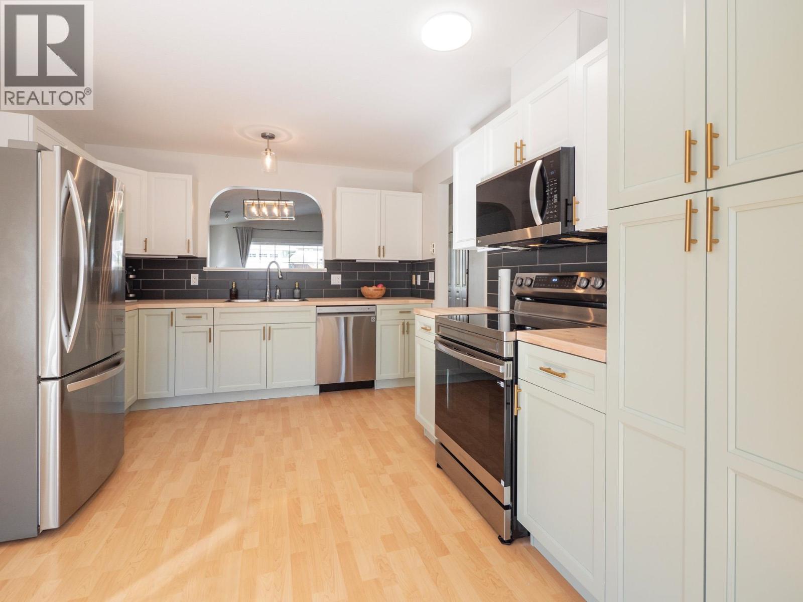 5726 EMILY WAY, Sechelt