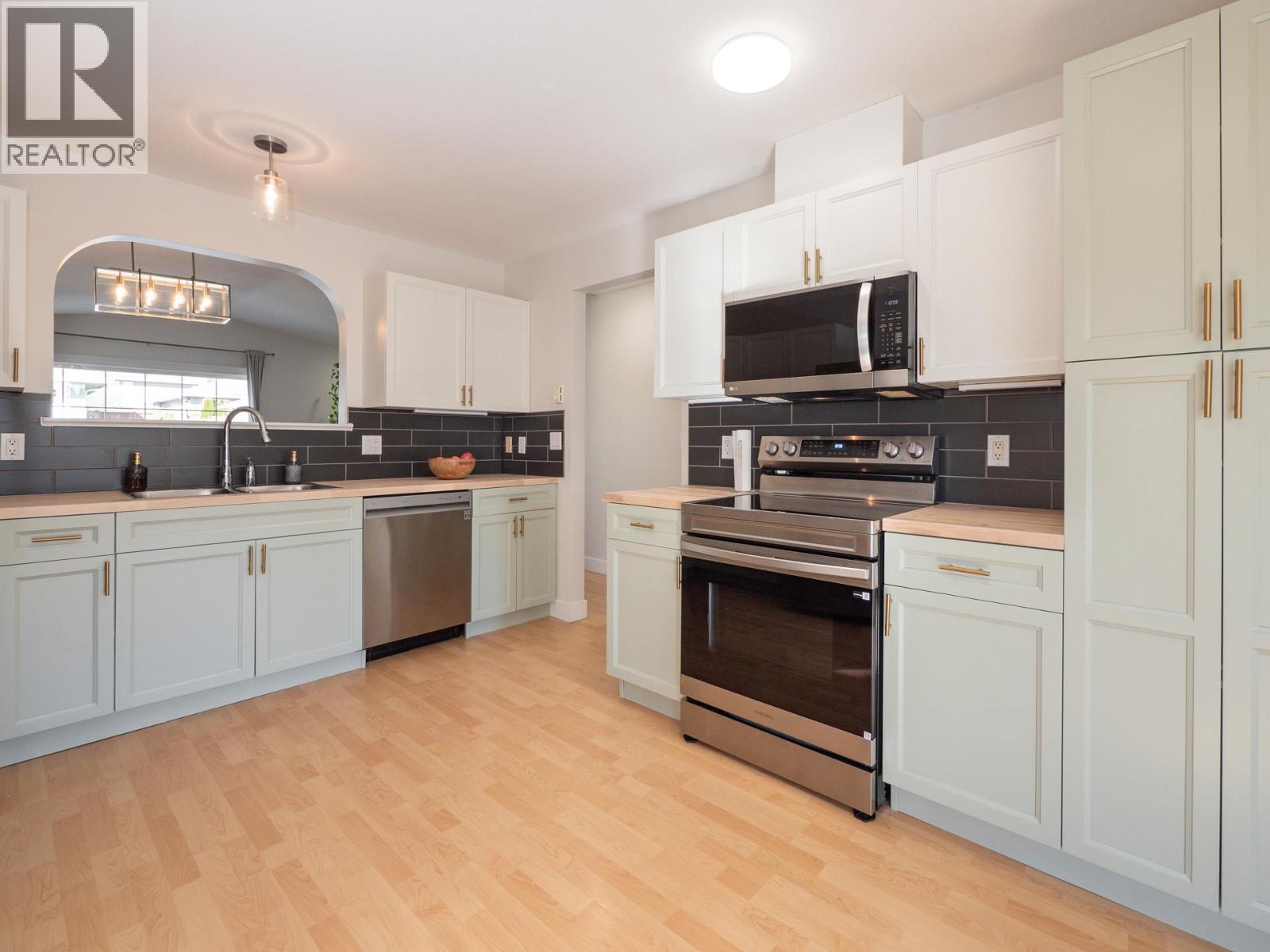 5726 EMILY WAY, Sechelt