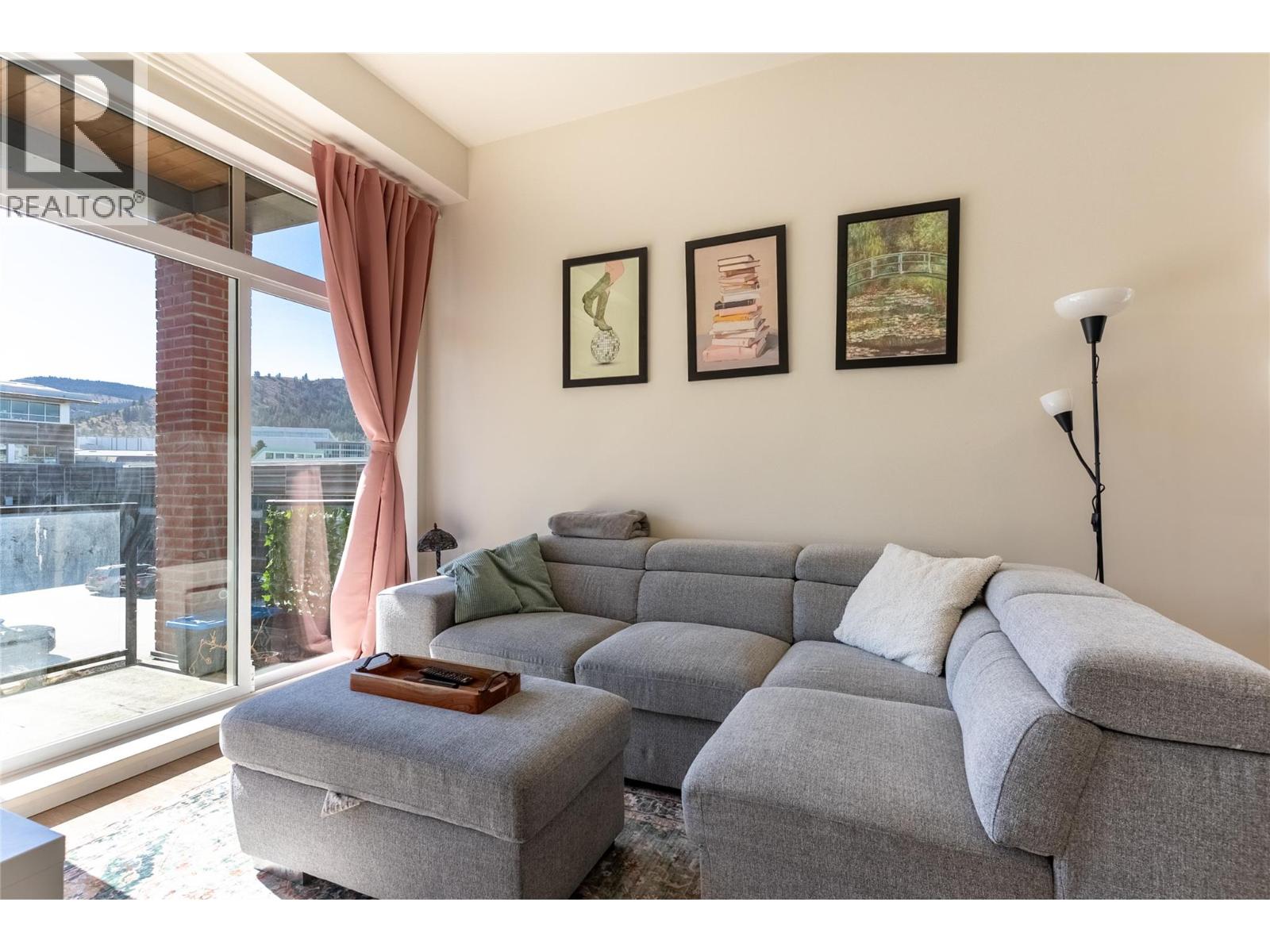 #306 885 UNIVERSITY DRIVE - Image 3